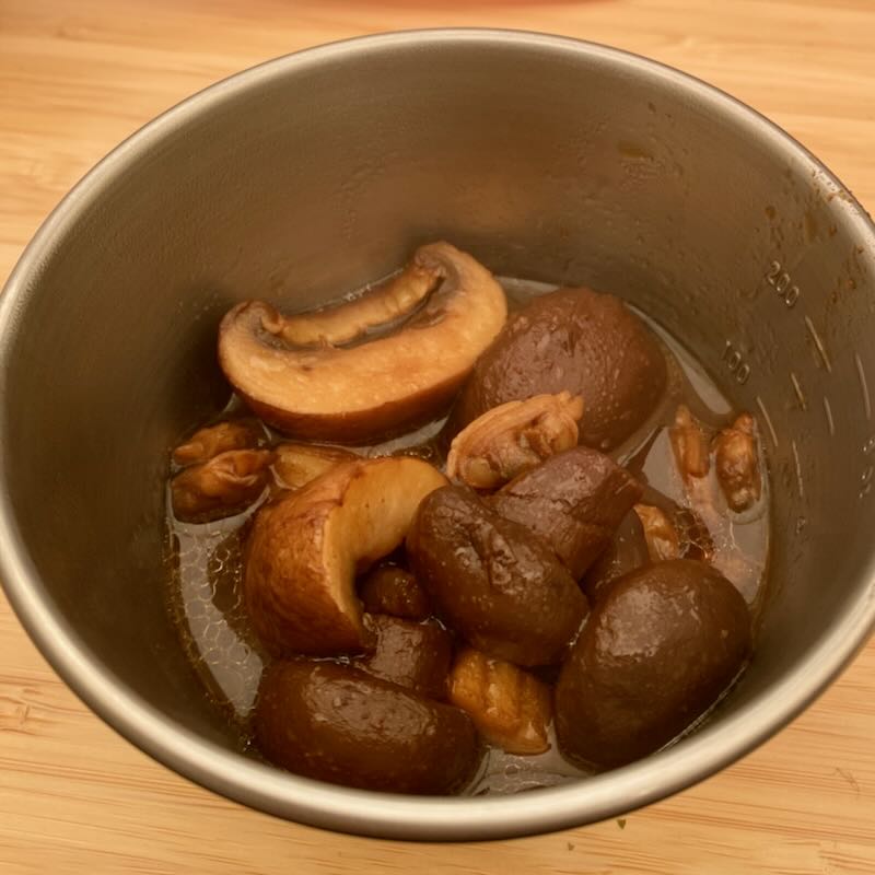 黒アヒージョをキャンプ場で作ってみた。結構美味しい。