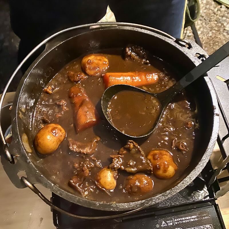 ダッチオーブンで牛すじカレーを煮込む様子 キャンプ飯 焚き火料理
