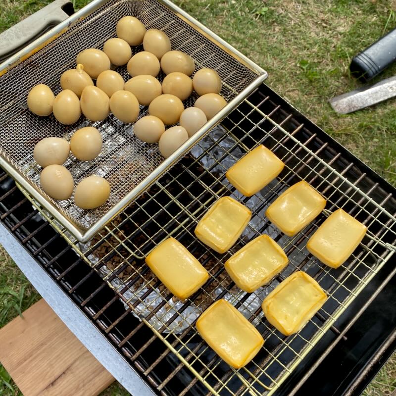 うずらの卵とチーズの燻製