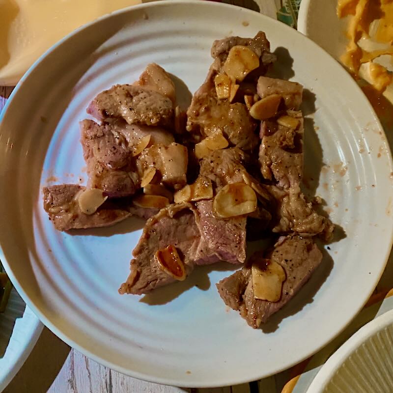 牛ステーキにはニンニクスライスが必要なのです。