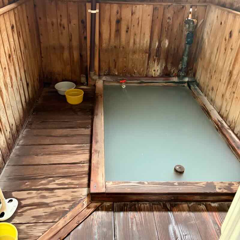 新湯温泉 中の湯の小さな浴槽は二人でいっぱいになる大きさ