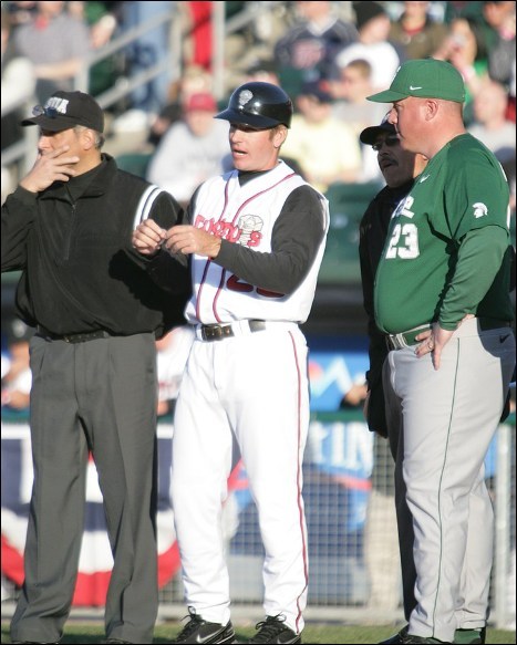 【大谷翔平】ヘルメットがっつんこがかわいい一塁コーチは誰？クレイトン・マッカローさんwiki あるゲームマスターのブログ