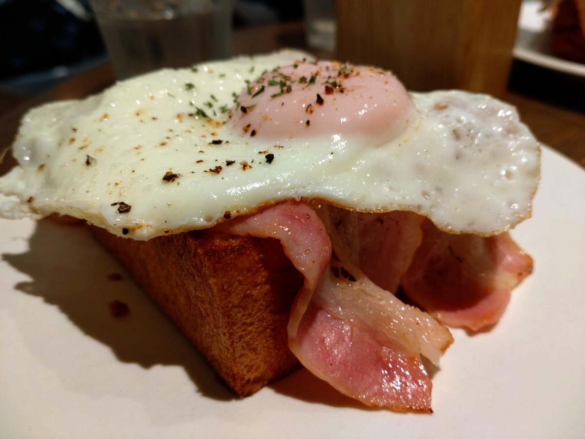 パンとエスプレッソとまちあわせ　ムーと鉄板ベーコンエッグ