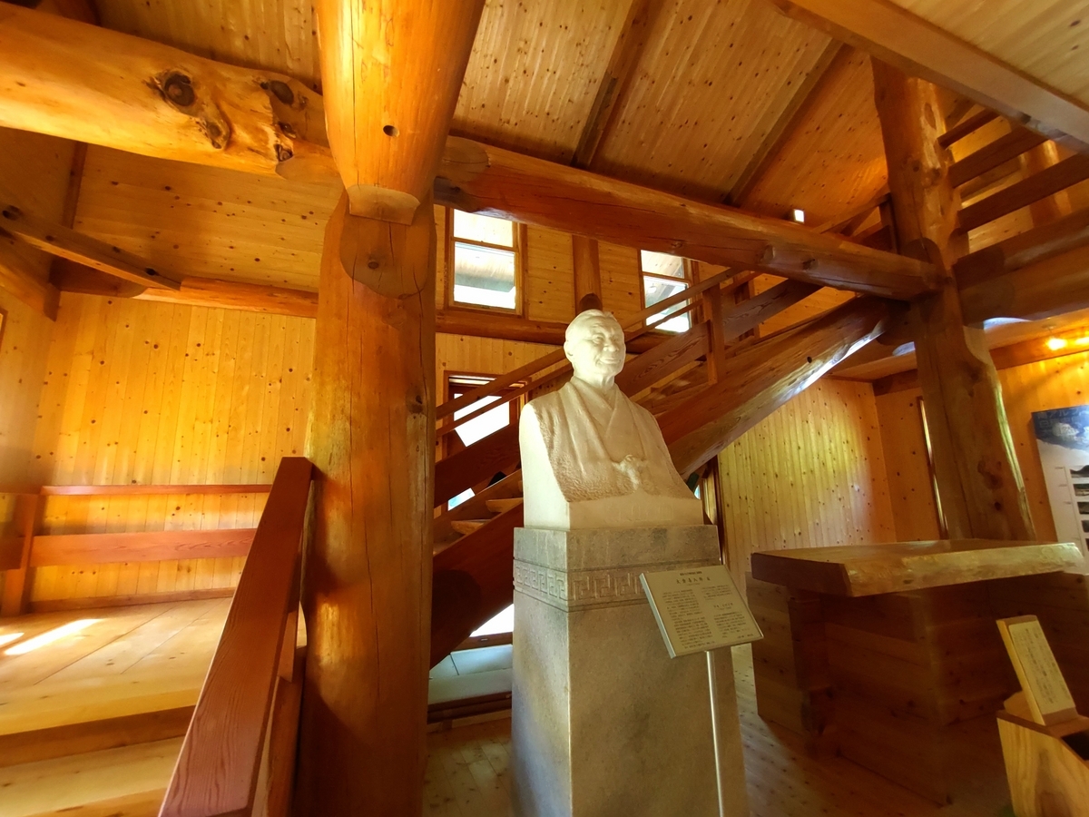 白旗史朗 南アルプス山岳写真記念館　階段