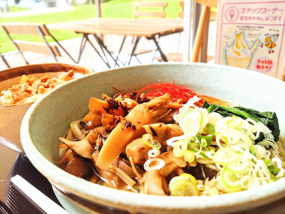 かたしな食堂　焦がしねぎ香る きのこうどん