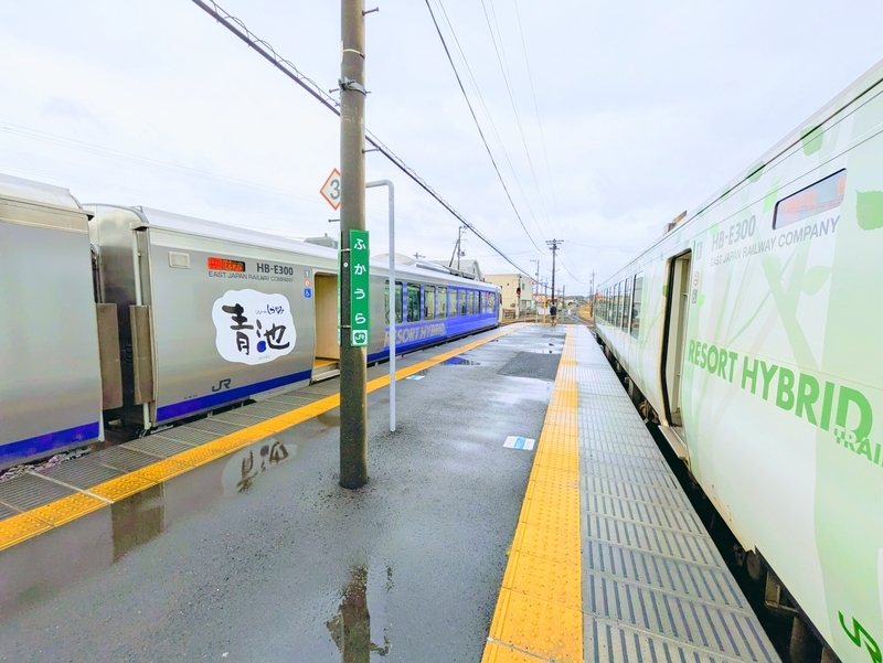 深浦駅で青池編成とすれ違い