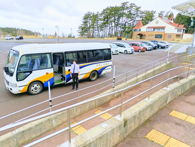 ウェスパ椿山駅で待機する不老ふ死温泉の送迎バス