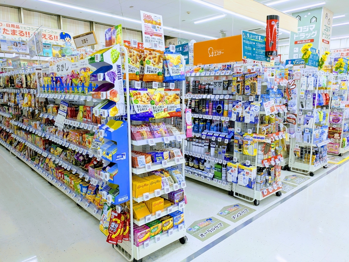ビックカメラの店内。日用品や薬等も販売している