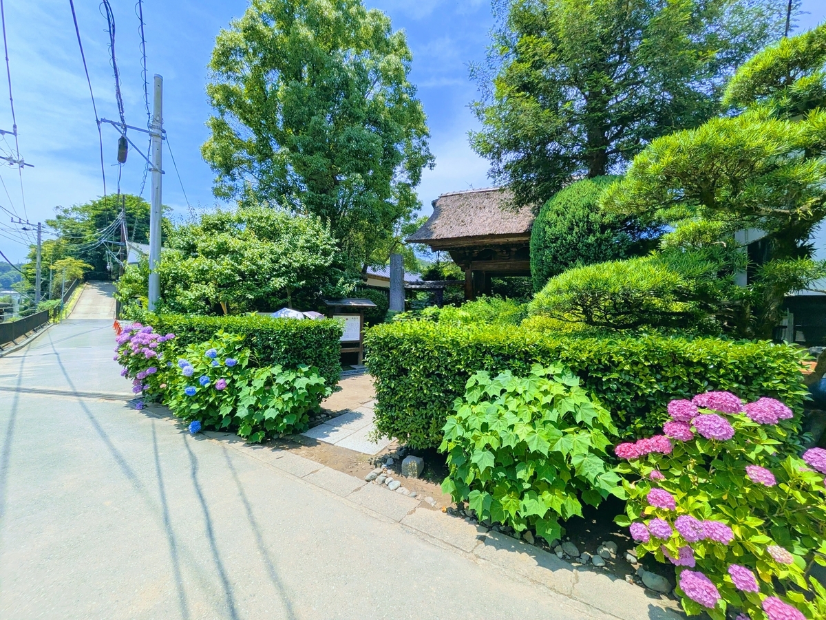 鎌倉 極楽寺の外観。山門が見えている