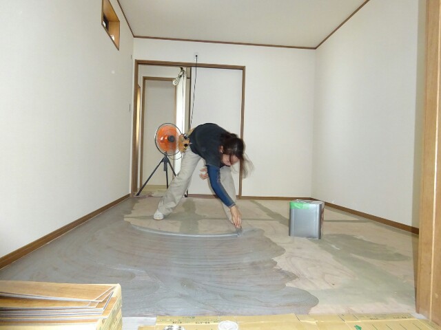 女職人の作業着 渚さんは床職人