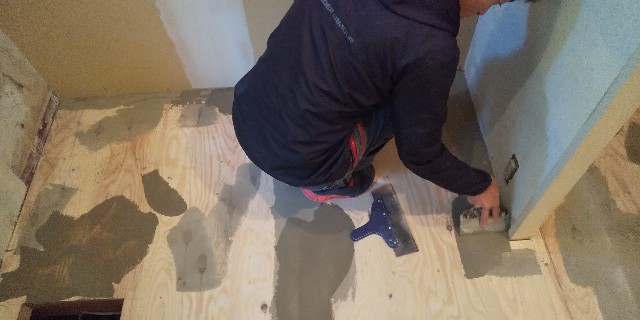 600角タイル 渚さんは床職人