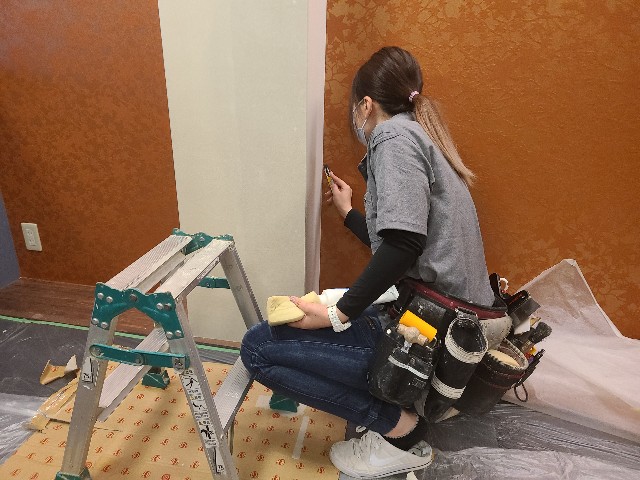 女クロス職人見習いさん頑張ってたよ 渚さんは床職人