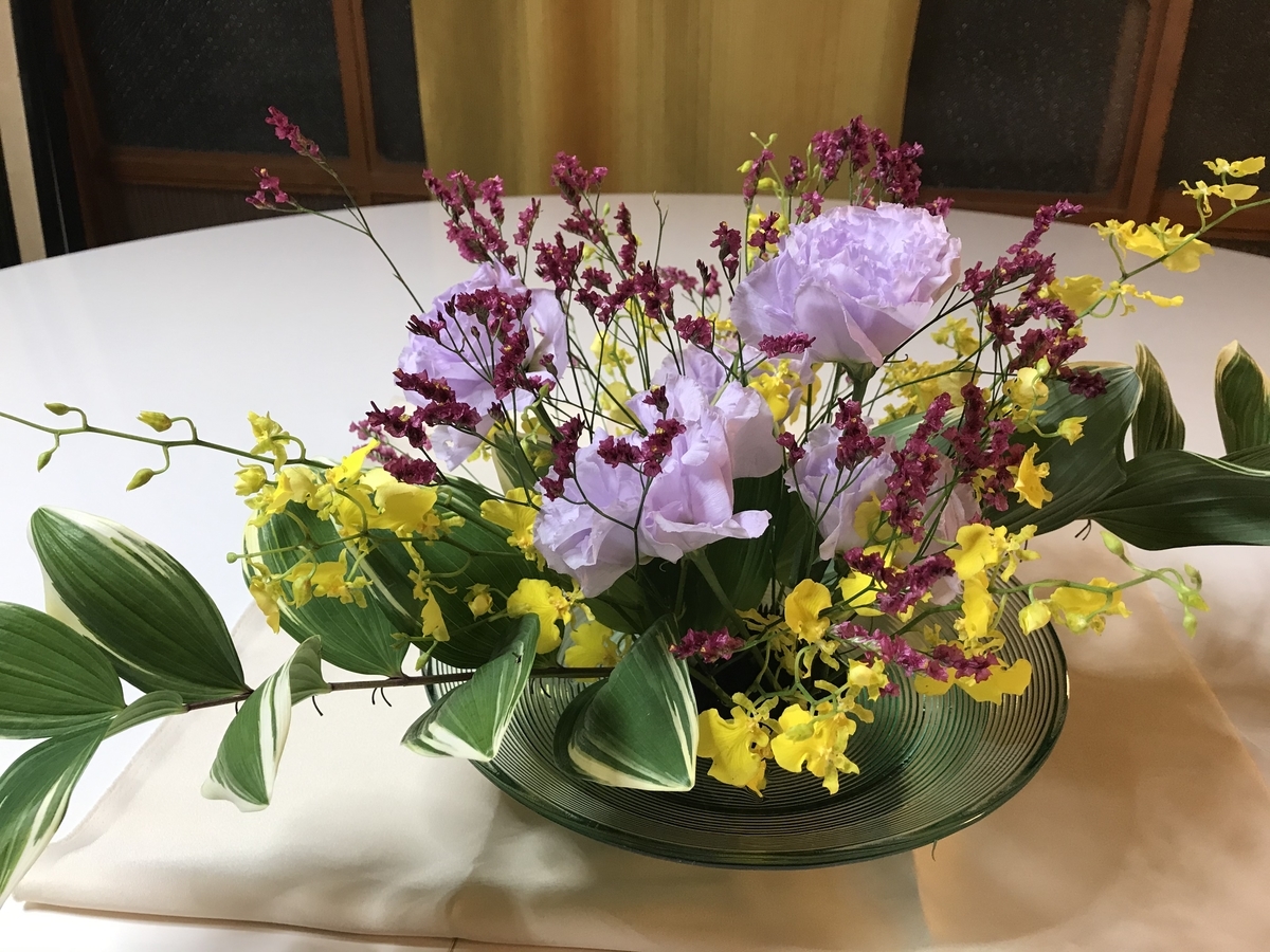 テーブル花でパァーッと華やか センターピースの花 四方面自由花 ニコニコまったり堂 いけばな教室 玉城町