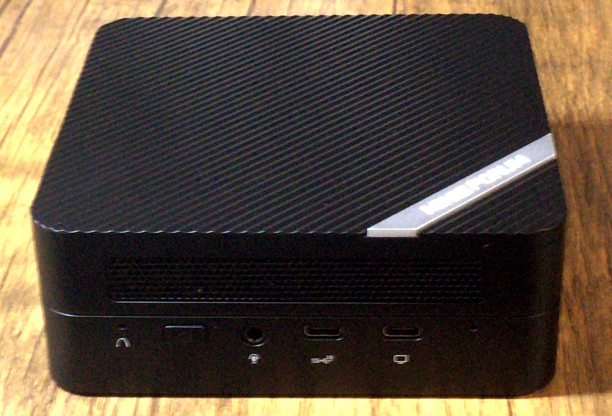 Minisforum UM560 をレビュー！ 超静音で拡張性の高い最高のミニ