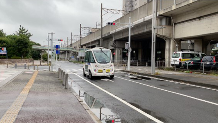 赤信号の交差点で停車するアルマ