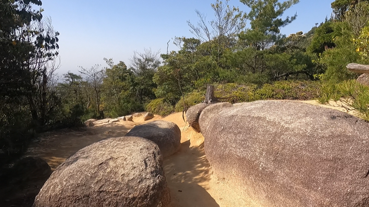 弥山山頂へ 岩がゴロゴロ