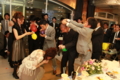 [091128日航東京結婚式後][パーティー途中でお台][夜景の集合写真]