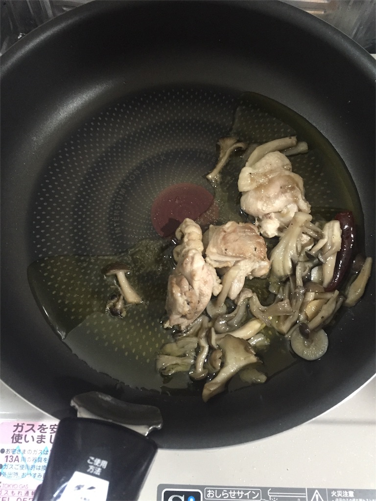 おっさんでも簡単にできる料理 アヒージョの残りにトマトのパッサータを加えてパスタを作る アラフォー男性のそこそこ節約貯金投資日記