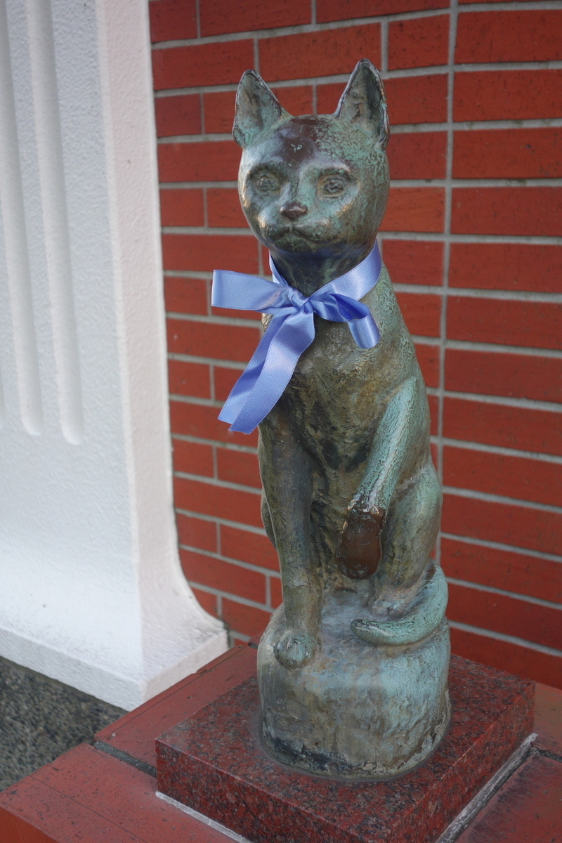 招き猫　大仏次郎記念館　置物 大佛次郎記念館の猫の置物(小型) ねこからの招待状？！ 大佛次郎記念館