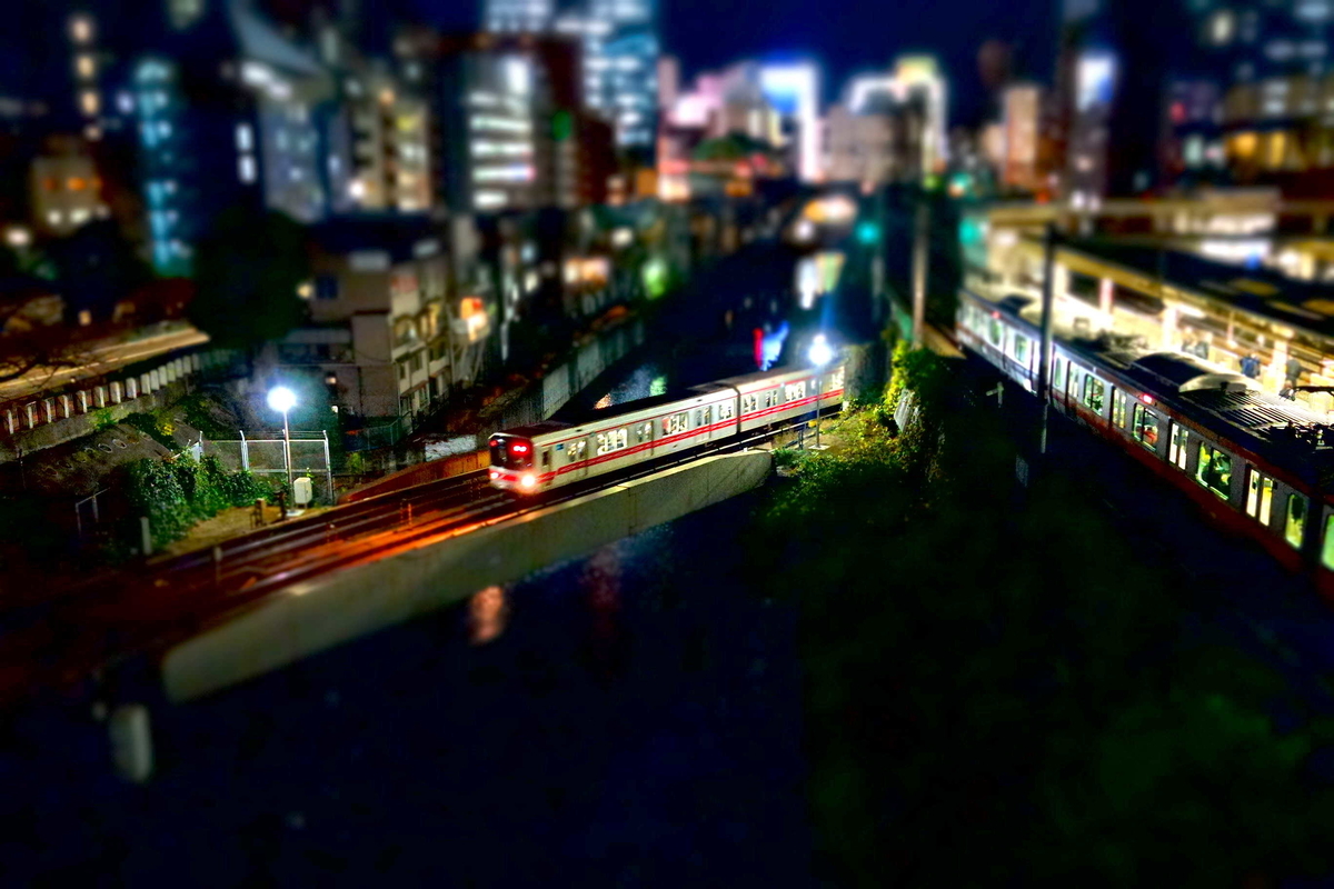 ミニチュア風写真『聖橋からJR御茶ノ水駅～東京メトロ丸ノ内線