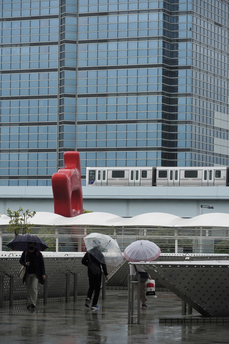 好きな街 東京有明 ゆりかもめ 雨の東京ビッグサイト駅 ソール ライター風 嵐 ゴルフ ミステリーの日々２