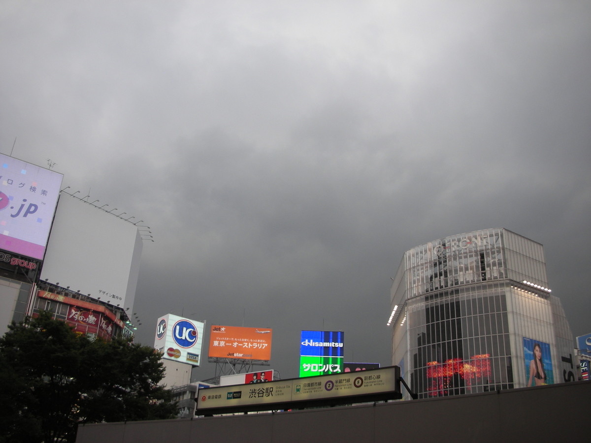  雨の前