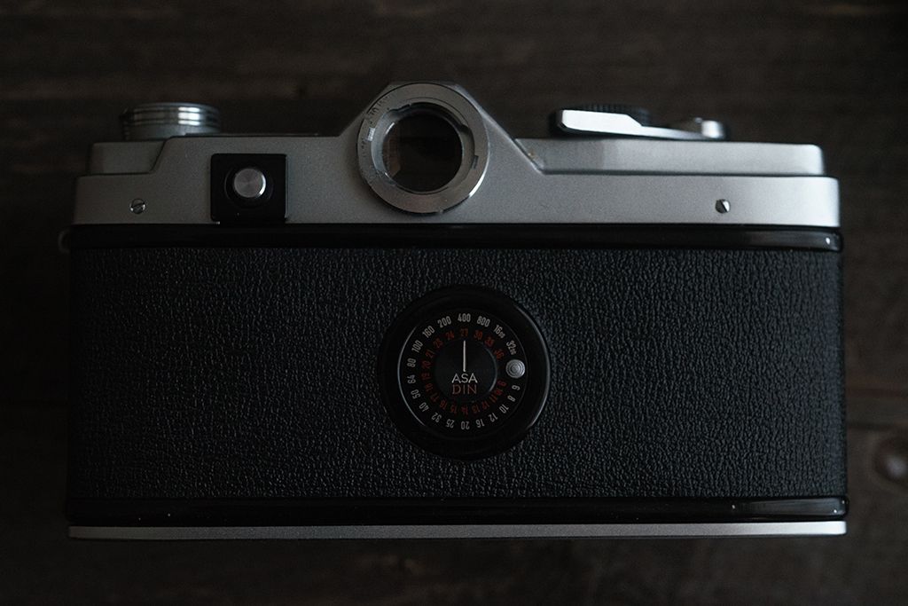 minolta SR-7と緑のロッコールAUTO ROKKOR-PF 58mm f1.4が