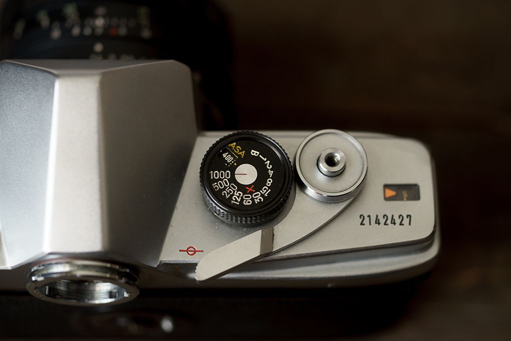 minolta SR-7と緑のロッコールAUTO ROKKOR-PF 58mm f1.4が