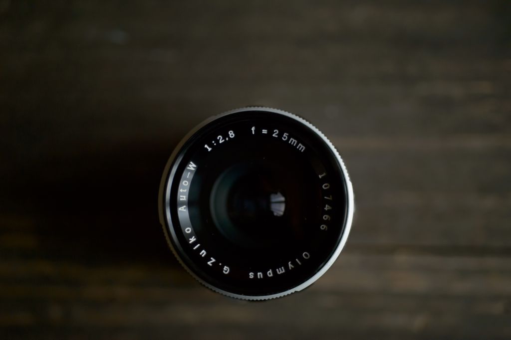 ハーフサイズカメラのPEN FTブラックとF.Zuiko Auto S 38mm f1.8、G