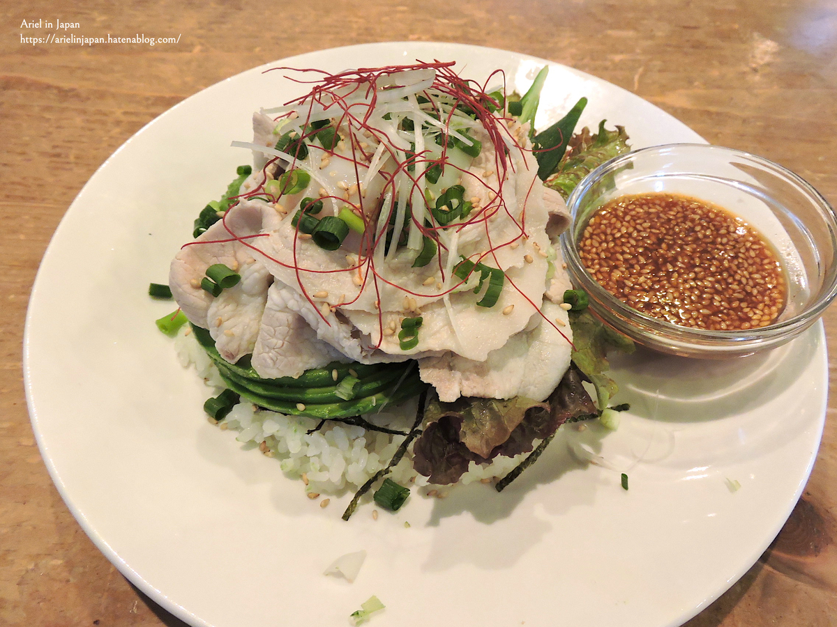 アボカフェ日替わりランチ アボカドと豚しゃぶの温玉ピリ辛だれ丼
