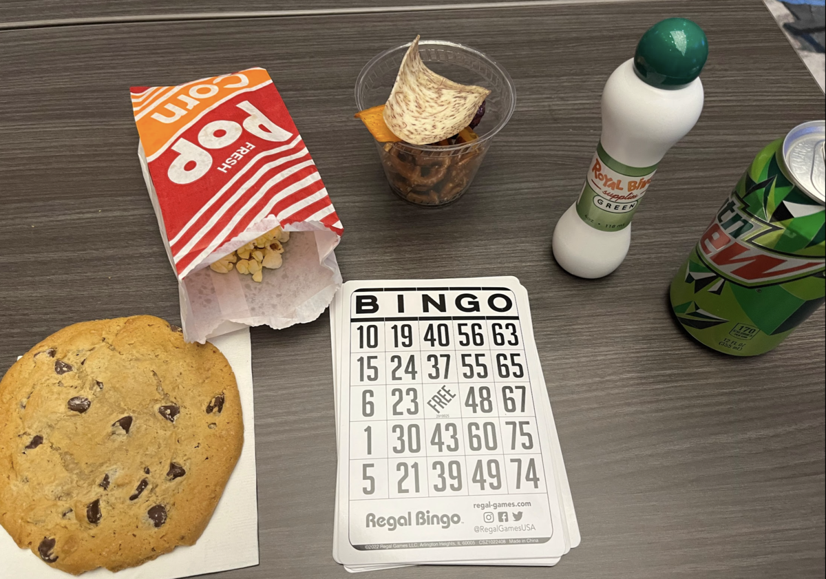 席にはビンゴカードが。右から2番目にあるのが、ビンゴカードに印をつけるためのマーカー