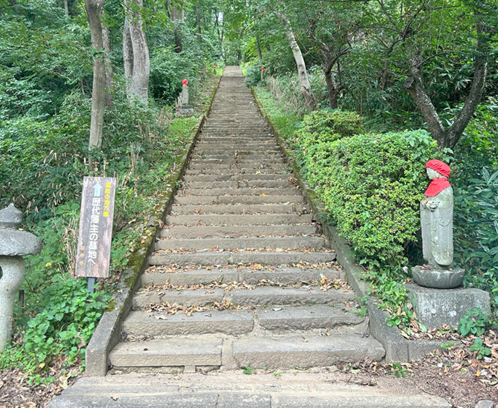 南部藩の始祖、南部光行公のお墓がある聖寿寺の階段の画像