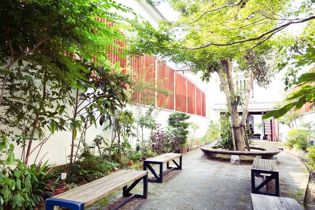 地域住民の憩いの場である清潔できちんと管理された気持ちの良い公園の画像