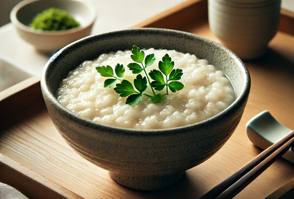 おかゆに葉がのっている七草がゆをイメージした画像