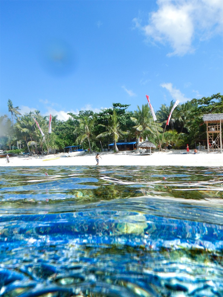 f:id:aroundranai:20200215094412j:image シキホール島No1のリゾートホテルのスイートから眺める絶景の海