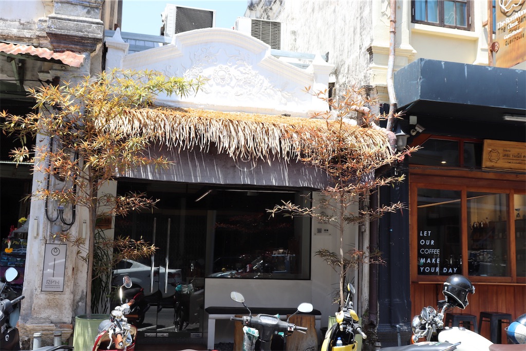 f:id:aroundranai:20200318102725j:image ”プーケットオールドタウンで町歩きをしながらカフェに寄る写真"