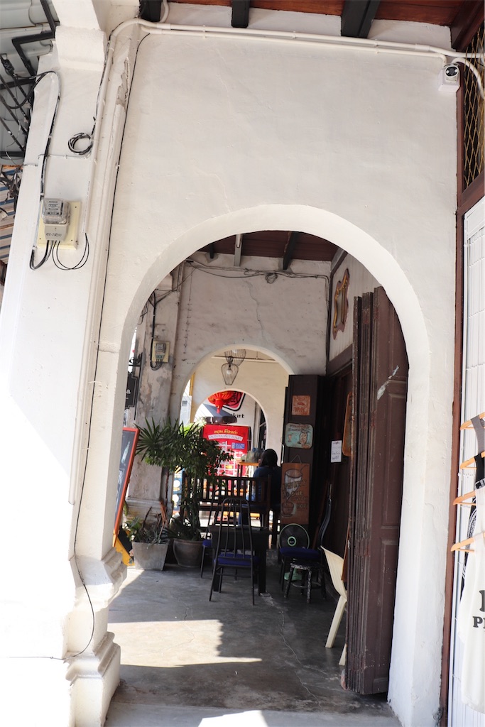 f:id:aroundranai:20200318105353j:image ”プーケットオールドタウンで町歩きをしながらカフェに寄る写真"
