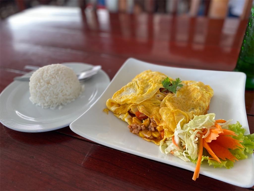 f:id:aroundranai:20200321094538j:image ”プーケットのコスパ最強屋台でご飯を食べる画像"