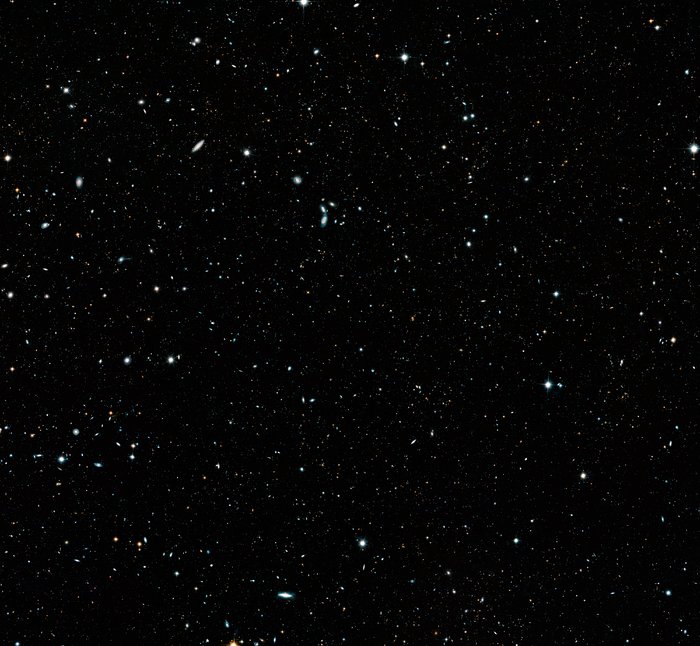 ハッブル宇宙望遠鏡の画像を合成した画像に写っている無数