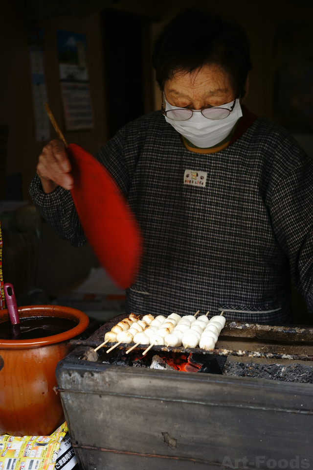 津島神社門前町のみたらし団子屋さん_181209