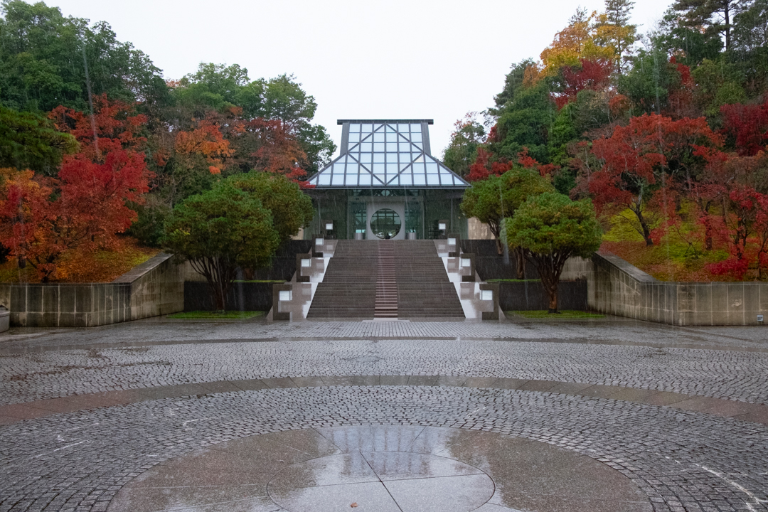 MIHO MUSEUM エントランス棟の外観とガラス屋根構造