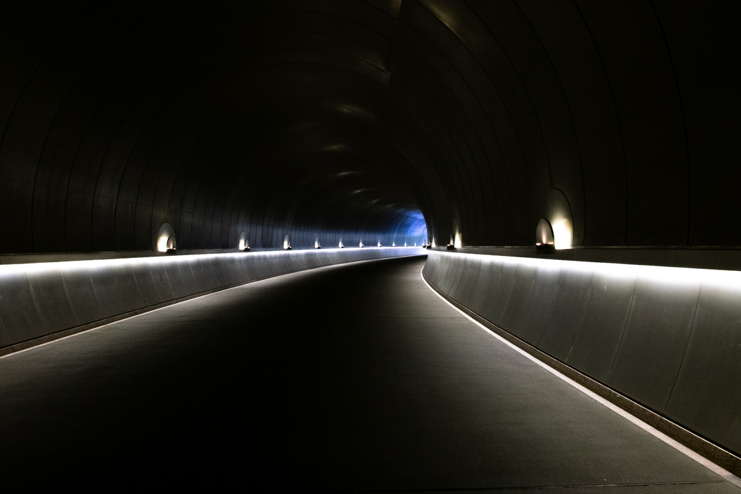 MIHO MUSEUM 歩行者用トンネル内部から出口方向を望む