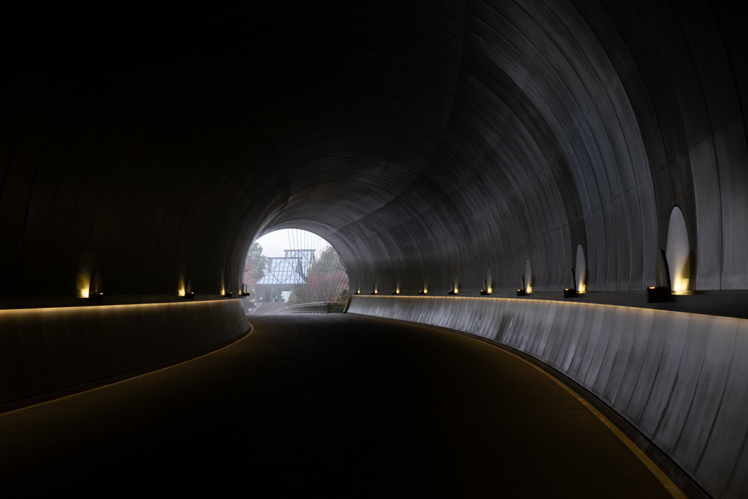 MIHO MUSEUM 歩行者用トンネル出口の先に見える、エントランス棟