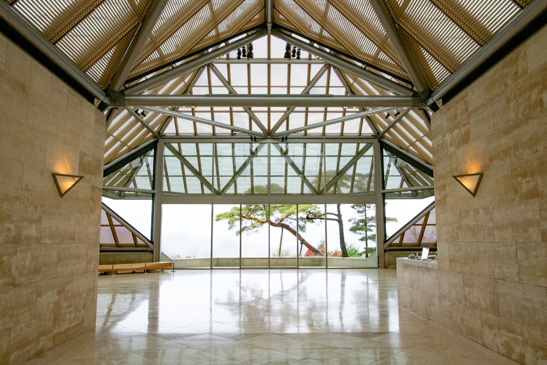 MIHO MUSEUM エントランスホール内観 ガラス屋根とライムストーン仕上げ
