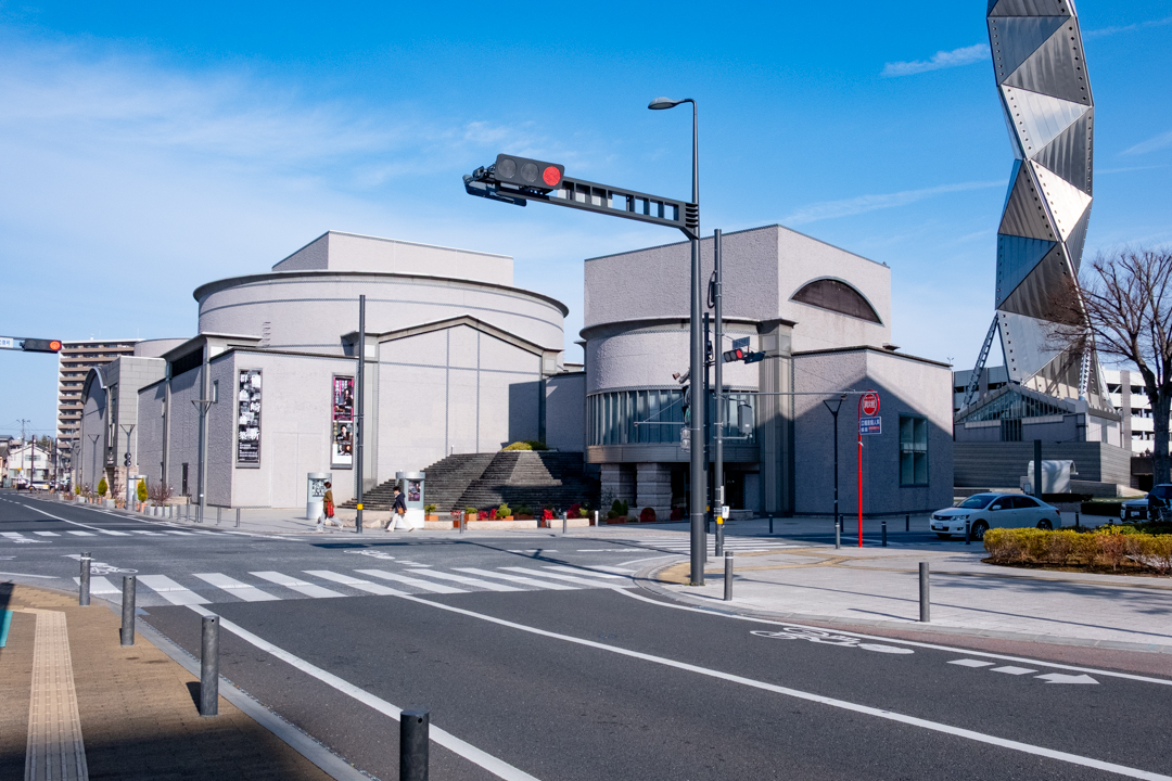 水戸芸術館 都市広場とシンボルタワー全景