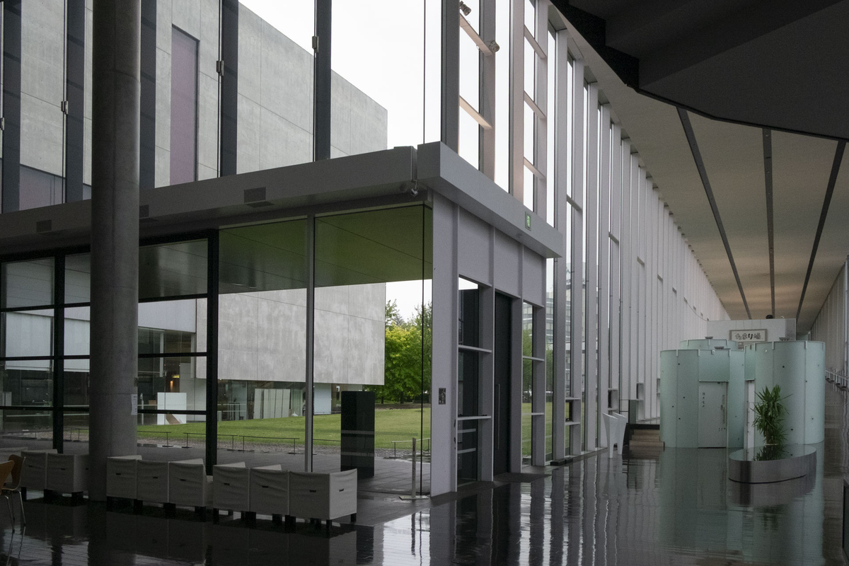 茅野市民館 共通ロビー 異なる目的を持つ来館者が交差する空間