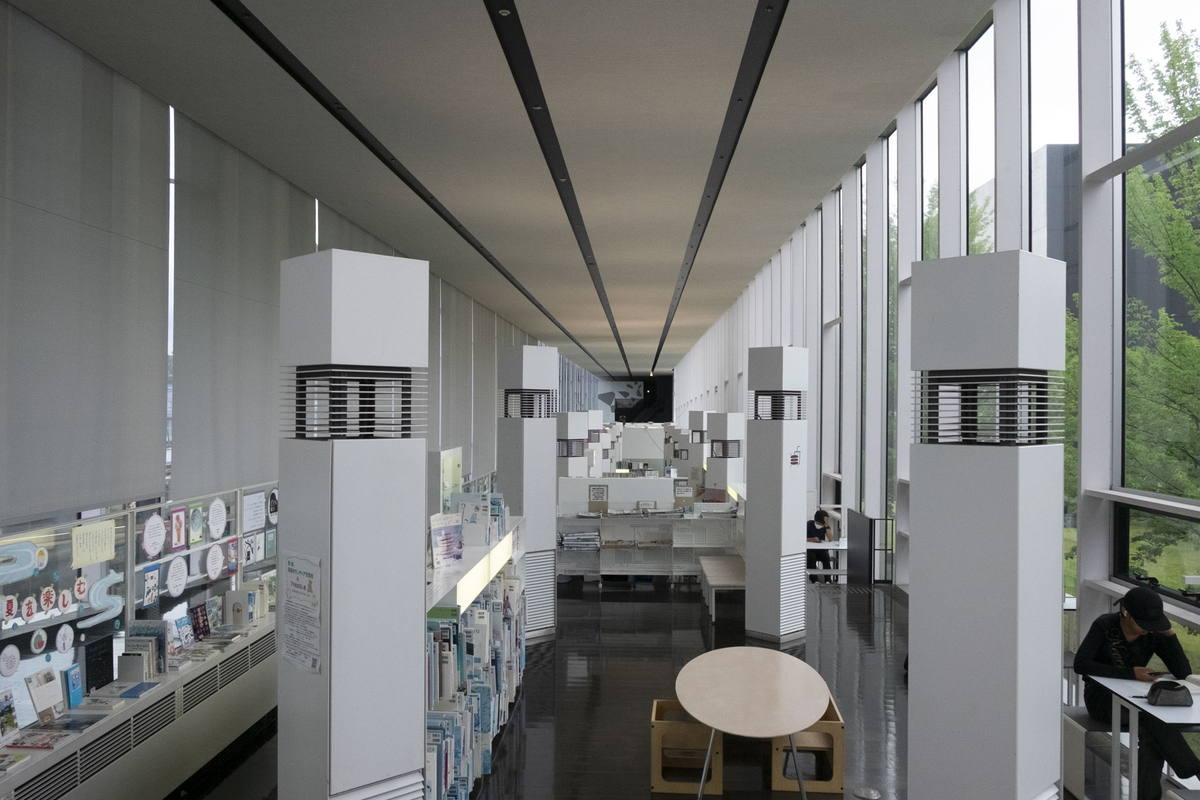 茅野市民館 ブリッジに配置された図書館