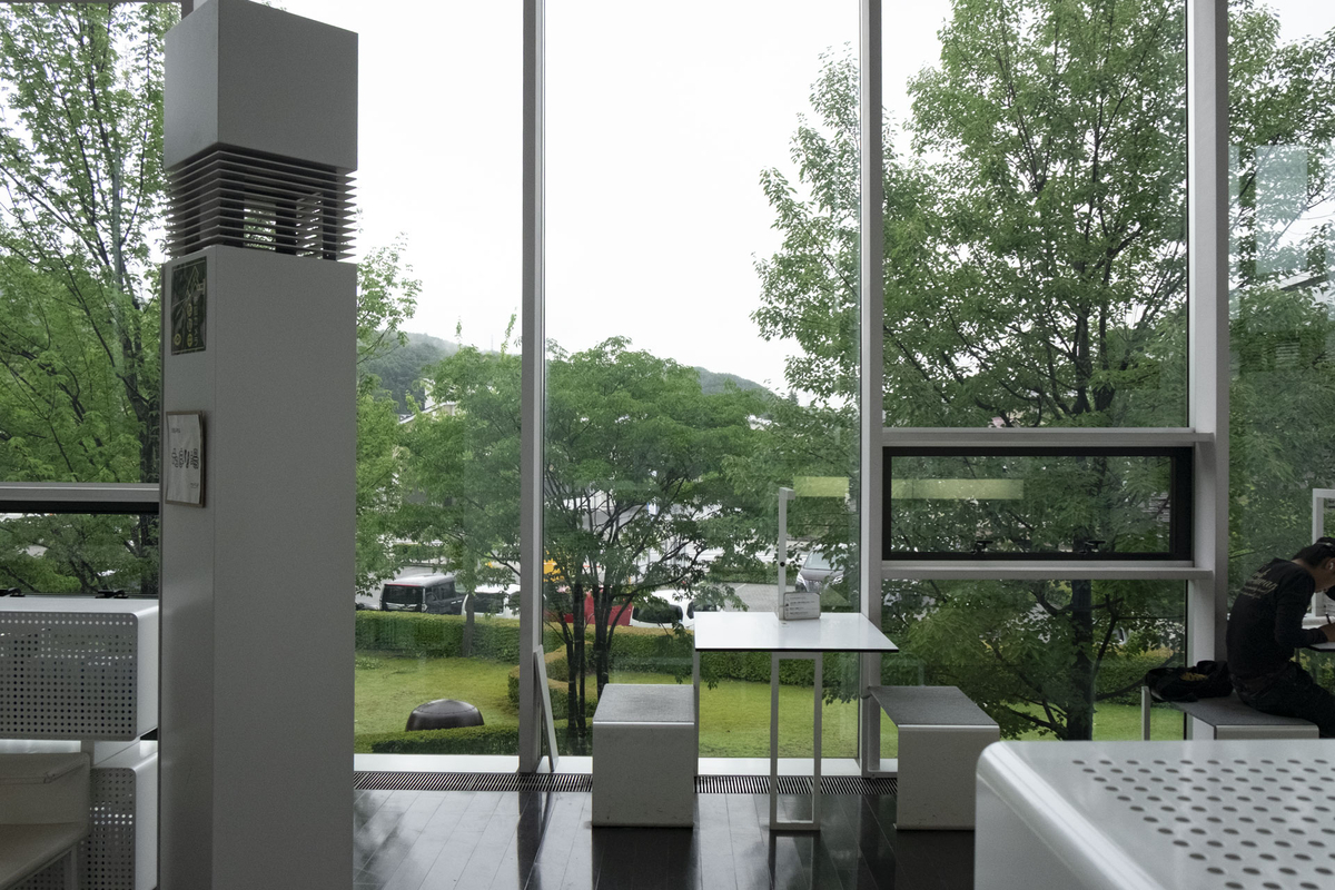 茅野市民館 図書館スペースから北東方向の山並みを望む