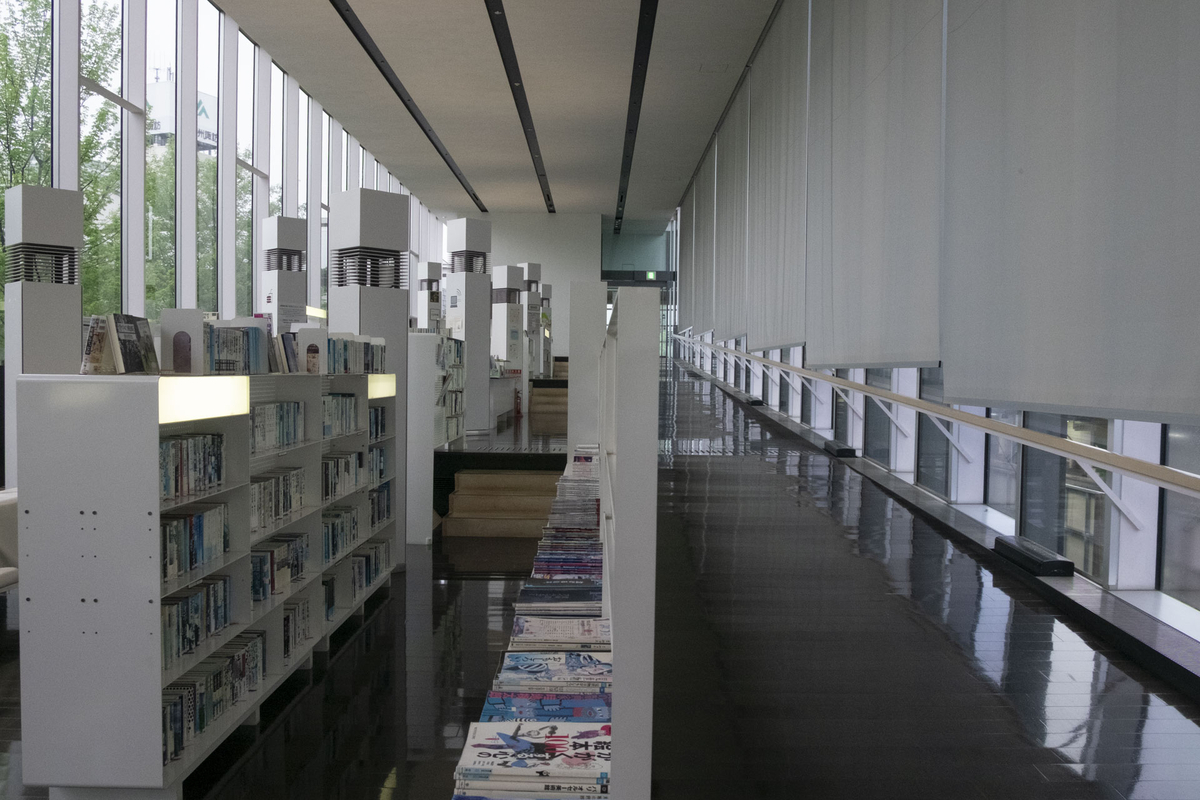 茅野市民館 ロビー方向から見た図書館スペース