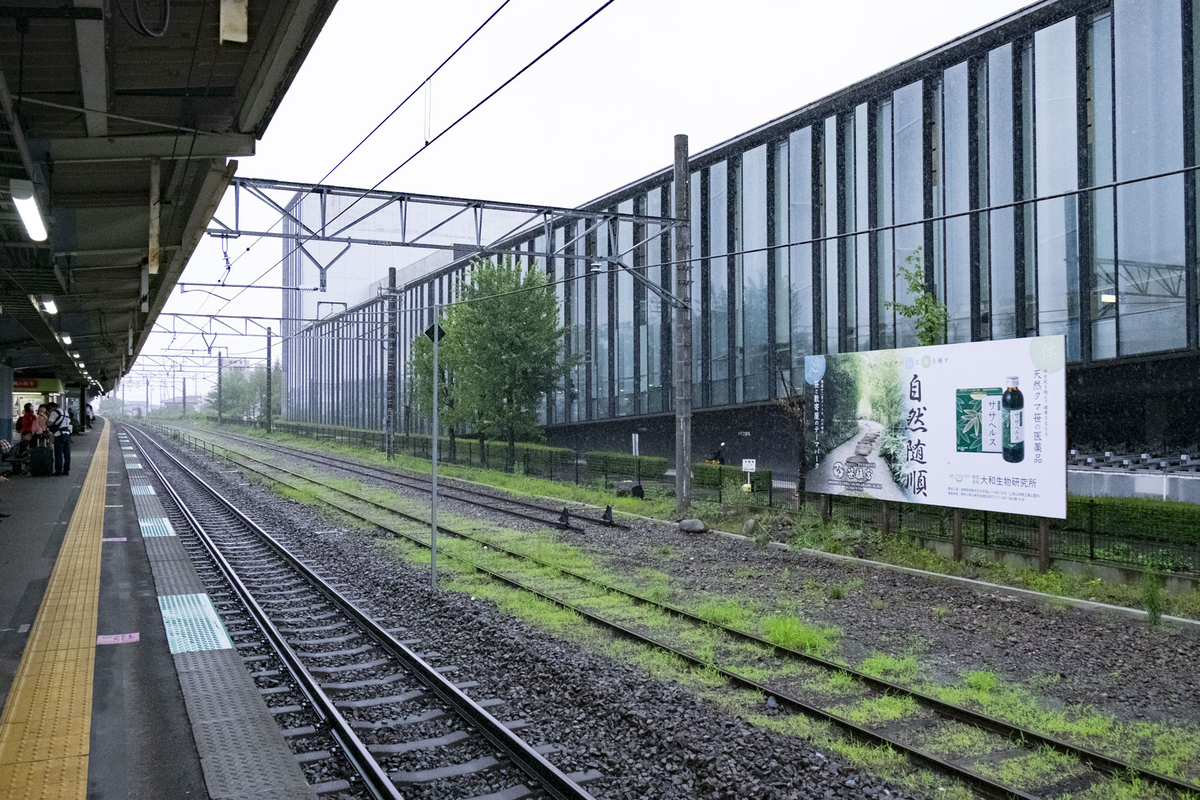 茅野市民館、駅舎ホームから見た全景